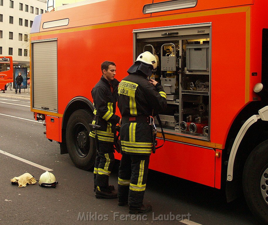 Feuer Koeln Muelheim Frankfurterstr Wiener Platz P72.JPG